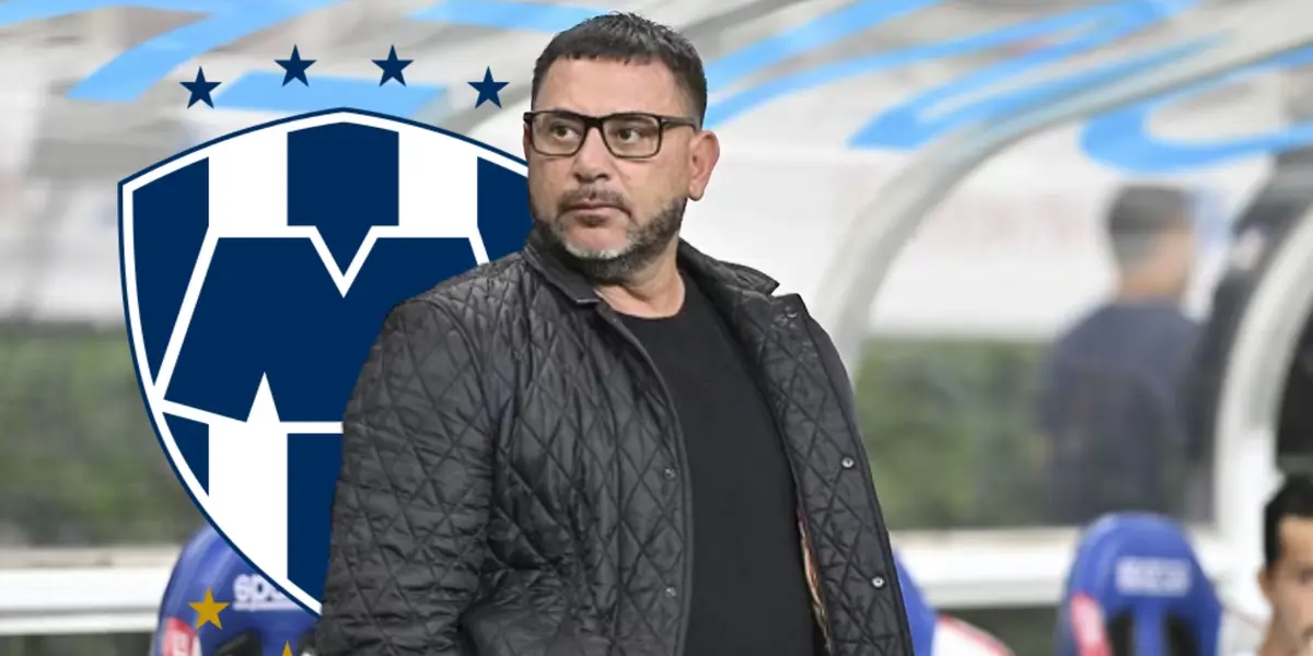 Antonio Mohamed junto al escudo de Rayados / FOTO IMAGO7