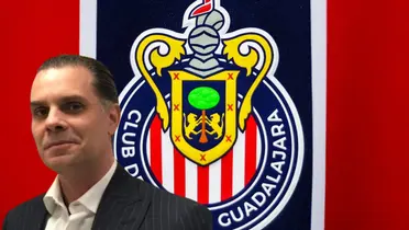 Christian Martinoli junto al escudo de Chivas / FOTO INFOBAE