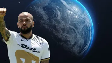 Dani Alves con el jersey de Pumas / FOTO INFOBAE