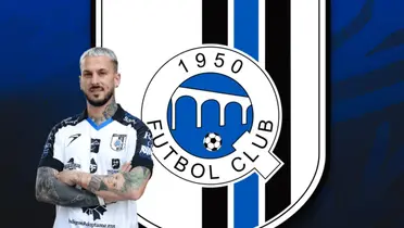 Darío Benedetto de brazos cruzados y escudo de Gallos/Foto Querétaro.