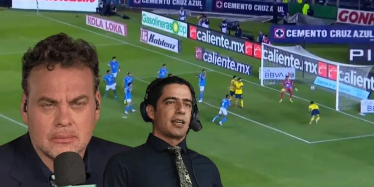 David Faitelson, Andrés Vaca y jugadores disputando balón/ Foto TUDN.