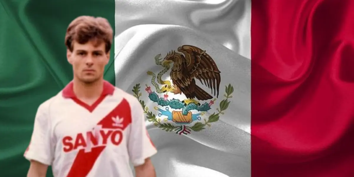 Diego Cocca junto a la bandera de México / FOTO X