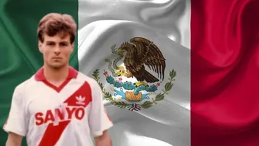 Diego Cocca junto a la bandera de México / FOTO X