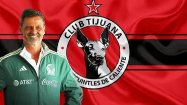 Diego Cocca junto al escudo de Xolos de Tijuana / FOTO Mediotiempo