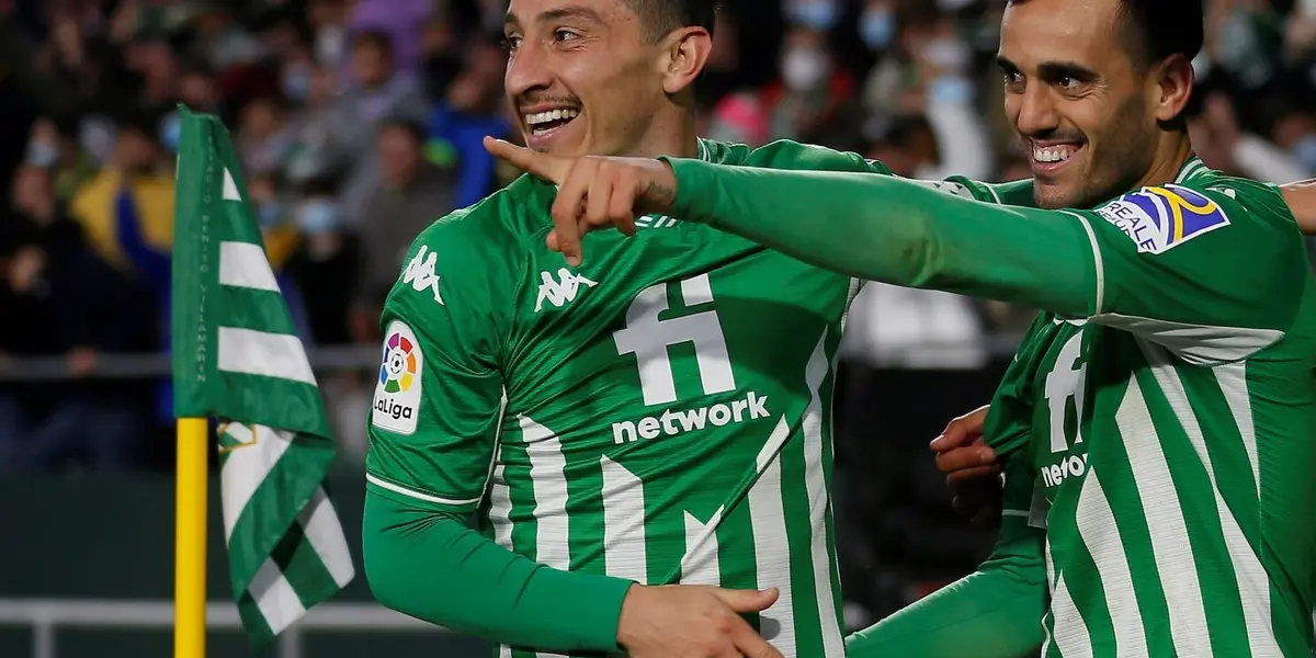 El mediocampista mexicano ingresó de cambio en la segunda mitad y poco pudo hacer para evitar la derrota del Betis 2-1 ante Barcelona.