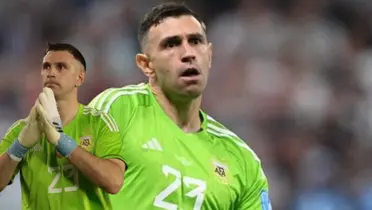 Emiliano Martínez con el jersey de la Selección de Argentina / FOTO AFP