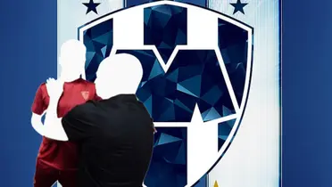 Entrenador y jugador incógnito del Sevilla junto al escudo de Rayados / FOTO PEALPX