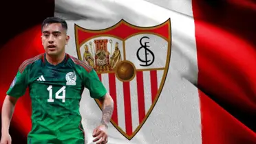 Erick Sánchez junto al escudo del Sevilla FC / FOTO MEXSPORT