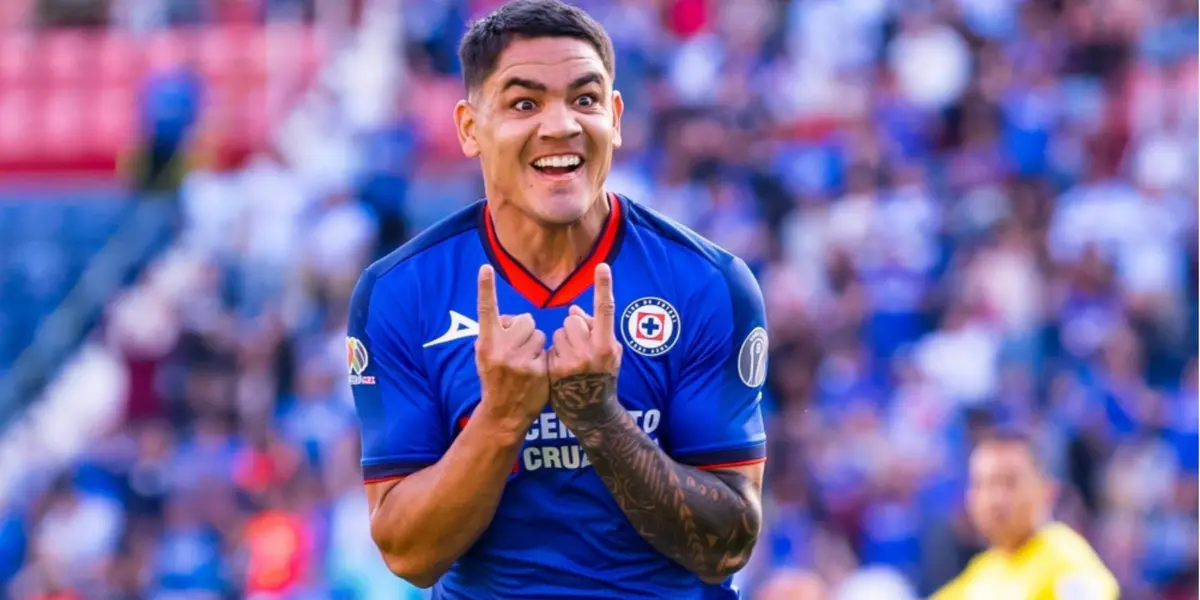 Fernández en celebración con Cruz Azul. Foto: Récord