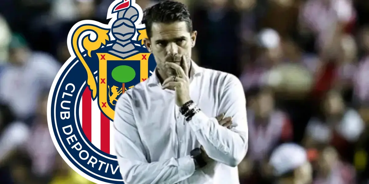 Fernando Gago junto al escudo de Chivas / FOTO EL DIARIO DE MÉXICO