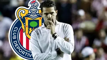 Fernando Gago junto al escudo de Chivas / FOTO EL DIARIO DE MÉXICO