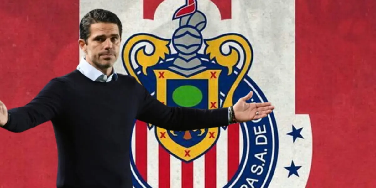 Fernando Gago junto al escudo de Chivas / FOTO X