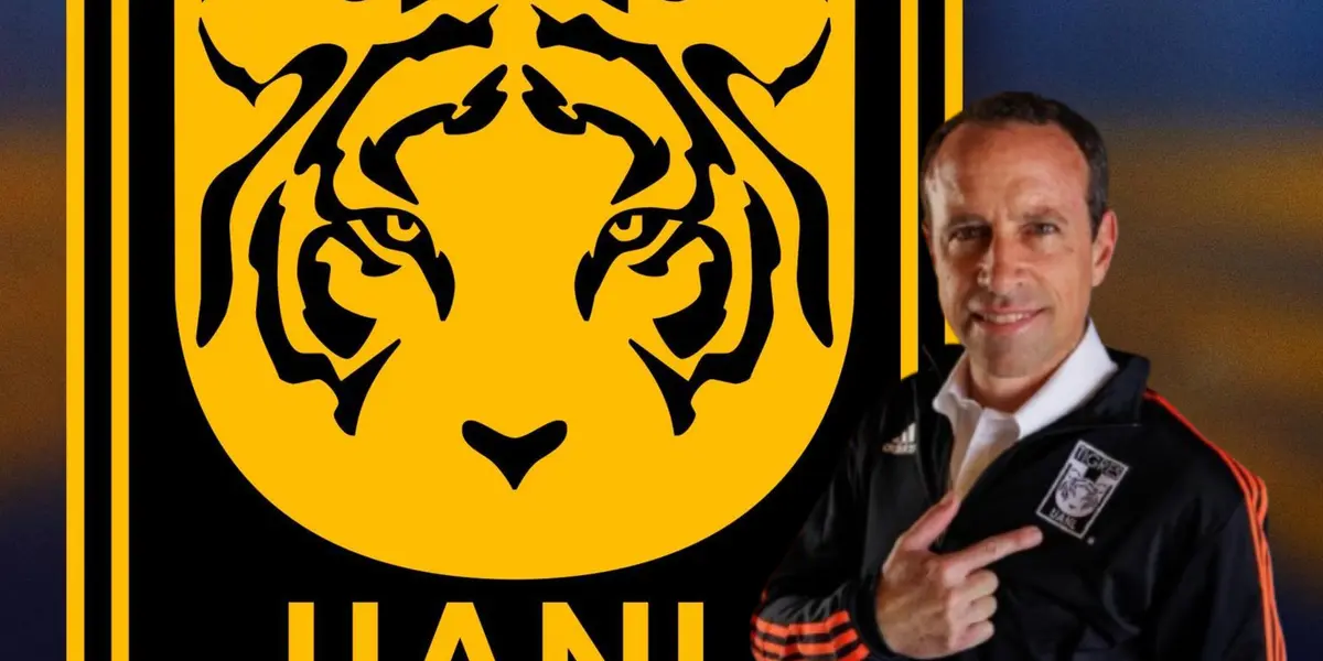 Gerardo Torrado señalando escudo/Foto Tigres.