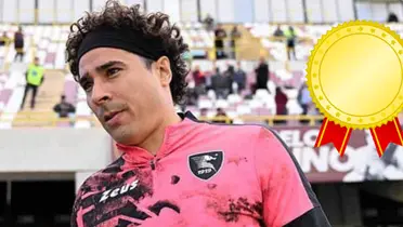 Guillermo Ochoa en calentamiento con Salernitana. Foto: El Siglo de Durango