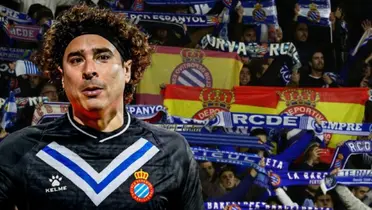 Guillermo Ochoa junto a la afición del Espanyol / FOTO X