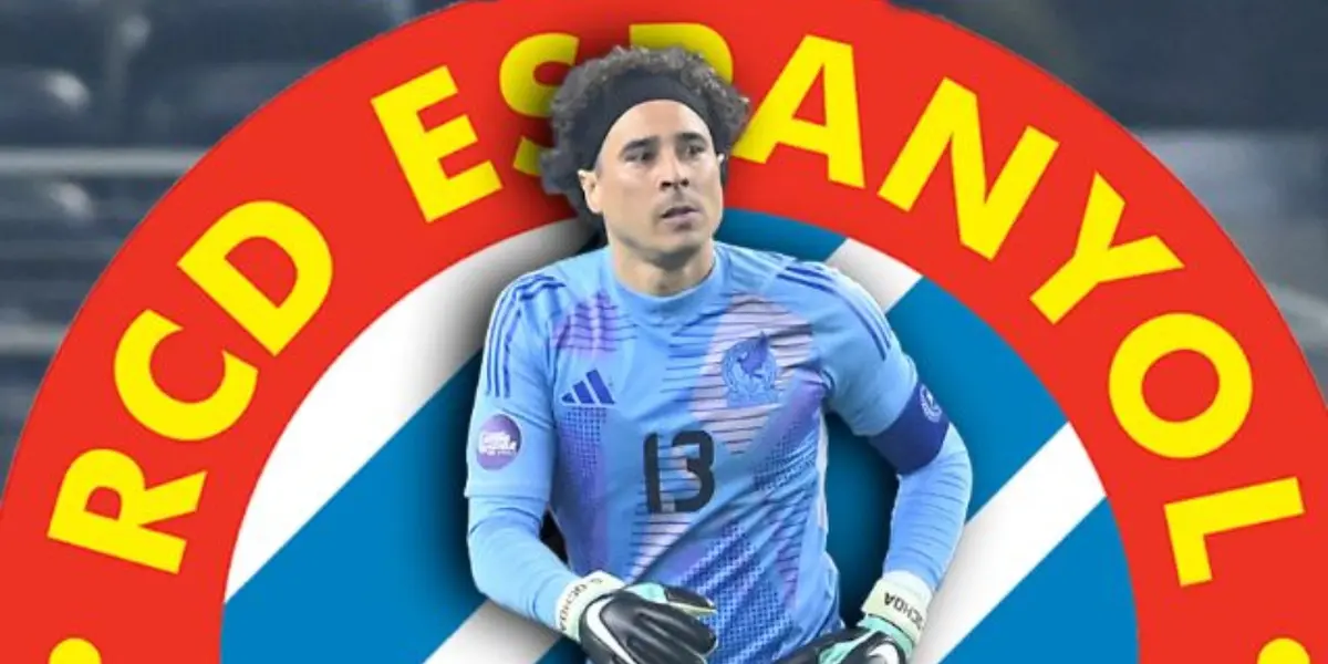 Guillermo Ochoa junto al escudo del Espanyol / FOTO BOLAVIP