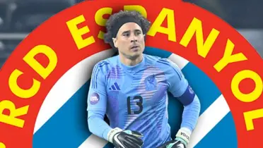 Guillermo Ochoa junto al escudo del Espanyol / FOTO BOLAVIP