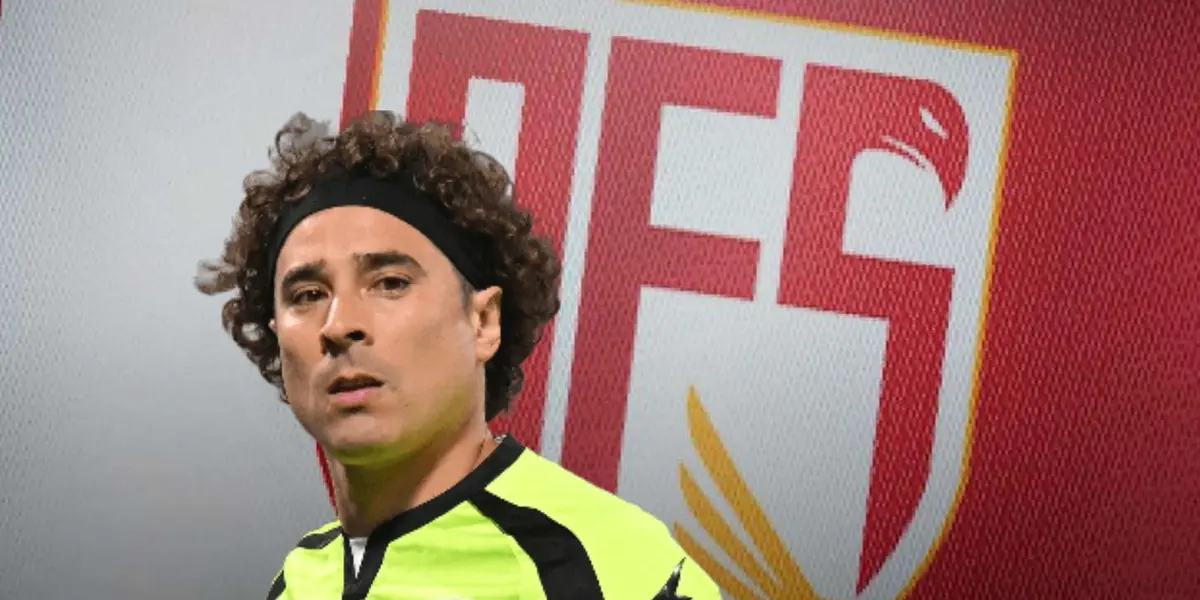 Guillermo Ochoa y escudo del AVS Futebol/ Foto www.juo.co