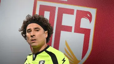 Guillermo Ochoa y escudo del AVS Futebol/ Foto www.juo.co