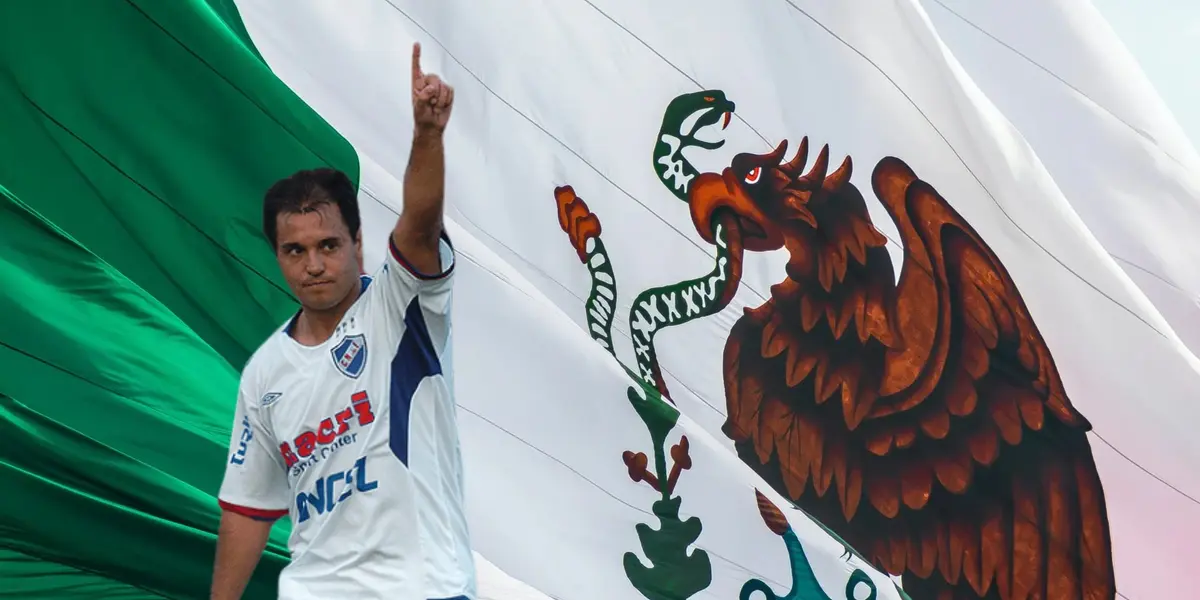 Gustavo Biscayzacú señalando bandera de México/Foto López Dóriga Digital.