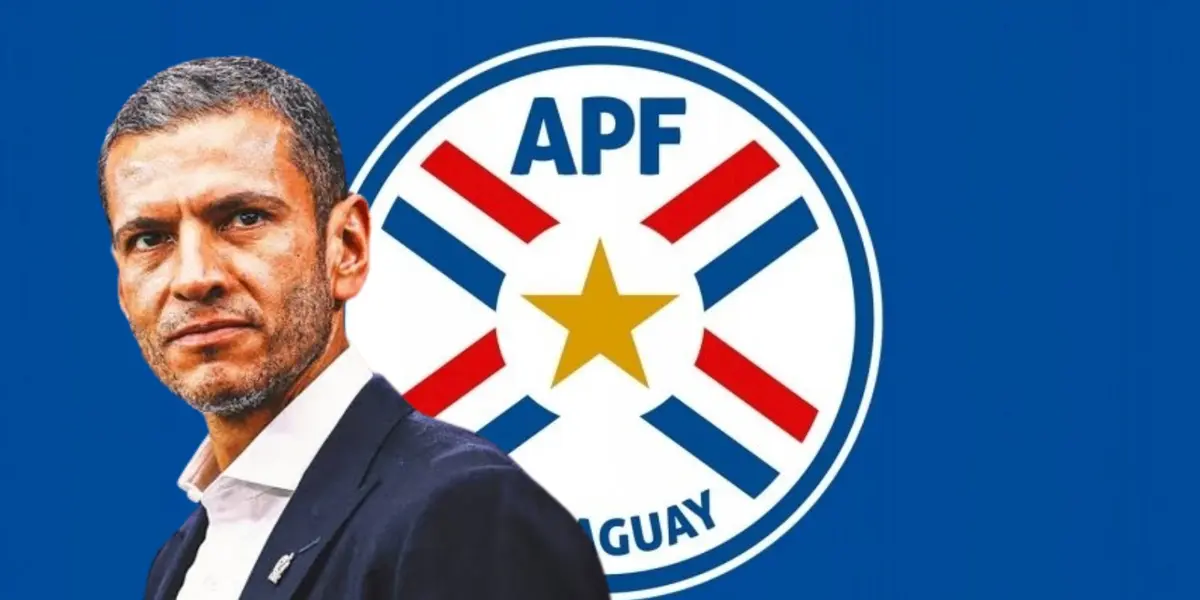 Jaime Lozano junto al escudo de la Selección de Paraguay