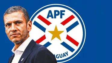 Jaime Lozano junto al escudo de la Selección de Paraguay