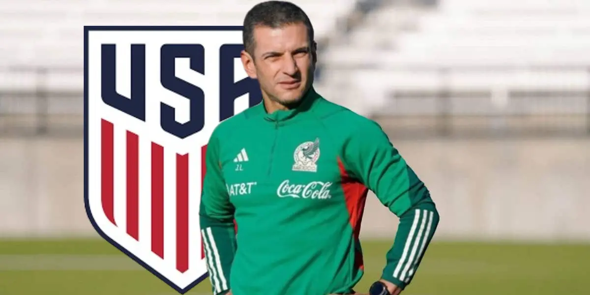 Jaime Lozano junto al escudo de la Selección Mexicana / FOTO SPORTSMEDIA