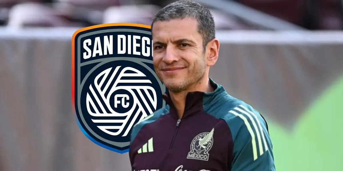 Jaime Lozano junto al escudo de San Diego FC / FOTO EXCÉLSIOR