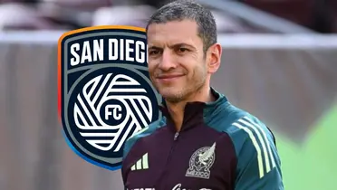 Jaime Lozano junto al escudo de San Diego FC / FOTO EXCÉLSIOR