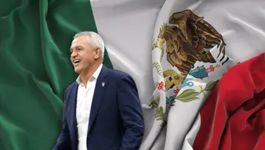 Javier Aguirre riendo y bandera de México/ Foto Martí Blog.