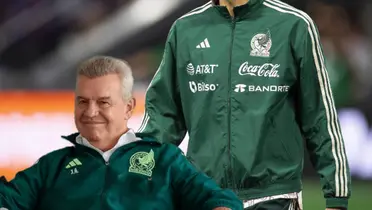 Javier Aguirre riendo y Jugador de la Selección Mexicana/ Foto Mediotiempo.