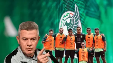 Javier Aguirre señalando y jugadores de México posando/Foto El Universal.