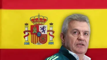 Javier Aguirre y bandera española/Foto Viva Selección.