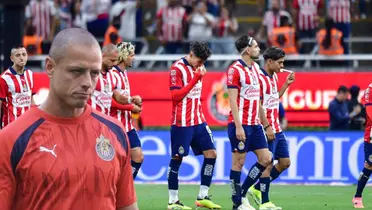 Javier Hernández junto a futbolistas de Chivas / FOTO MARCA