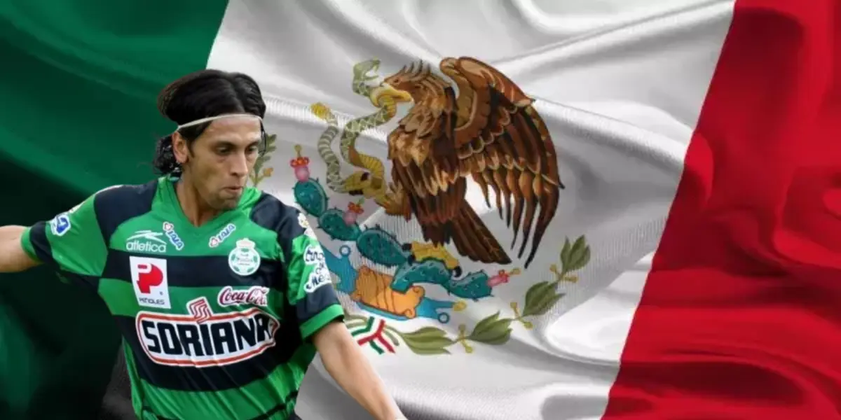 Joaquín Reyes junto a la bandera de México / FOTO RÉCORD