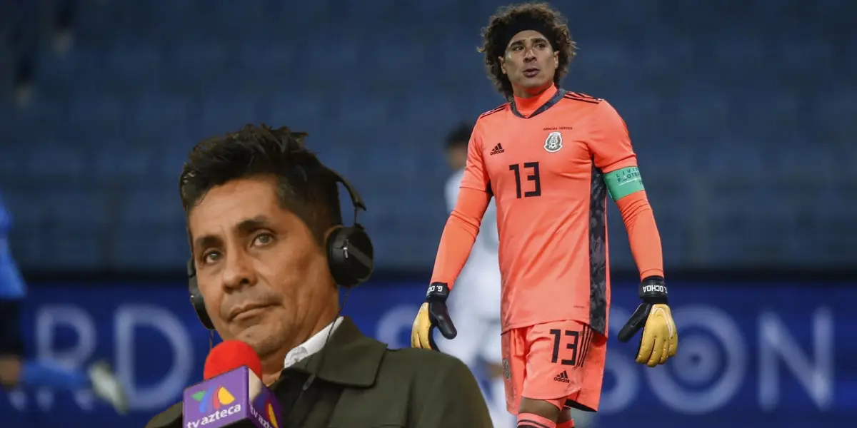 Jorge Campos sosteniendo micrófono y Guillermo Ochoa de fondo/ Foto Fútbol Sapiens.