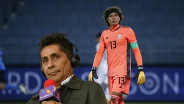 Jorge Campos sosteniendo micrófono y Guillermo Ochoa de fondo/ Foto Fútbol Sapiens.