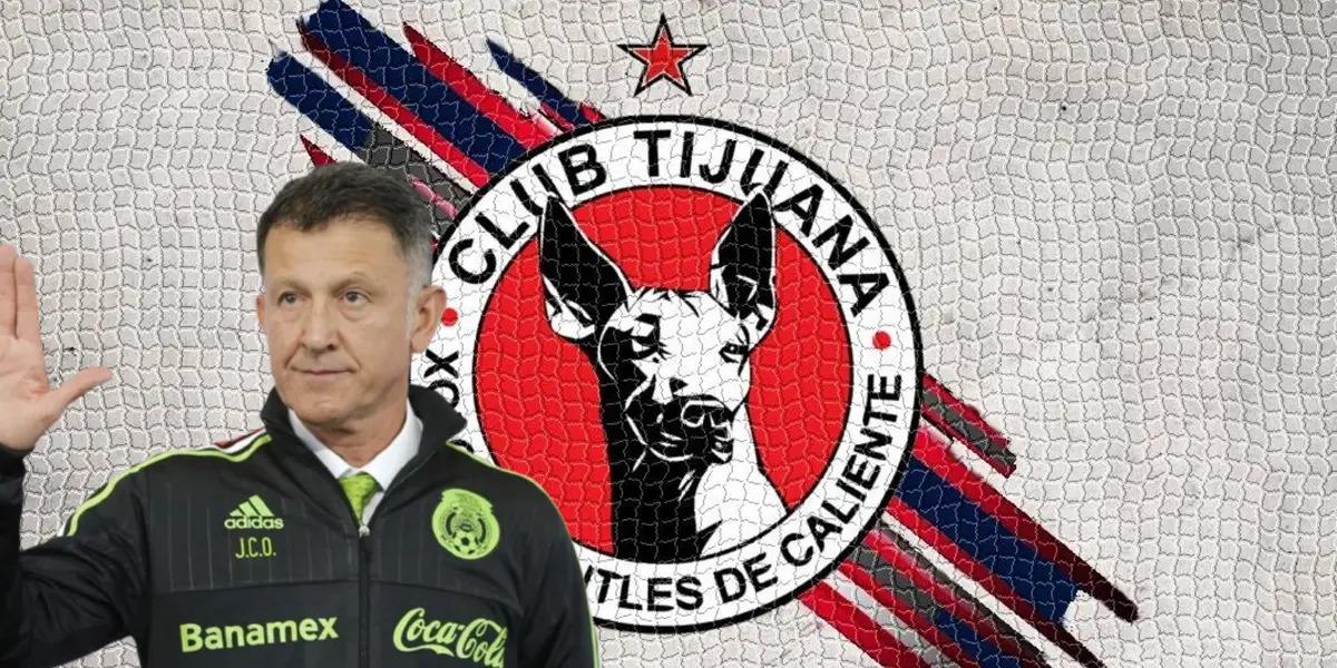 Juan Carlos Osorio junto al escudo de Xolos de Tijuana / FOTO EFE