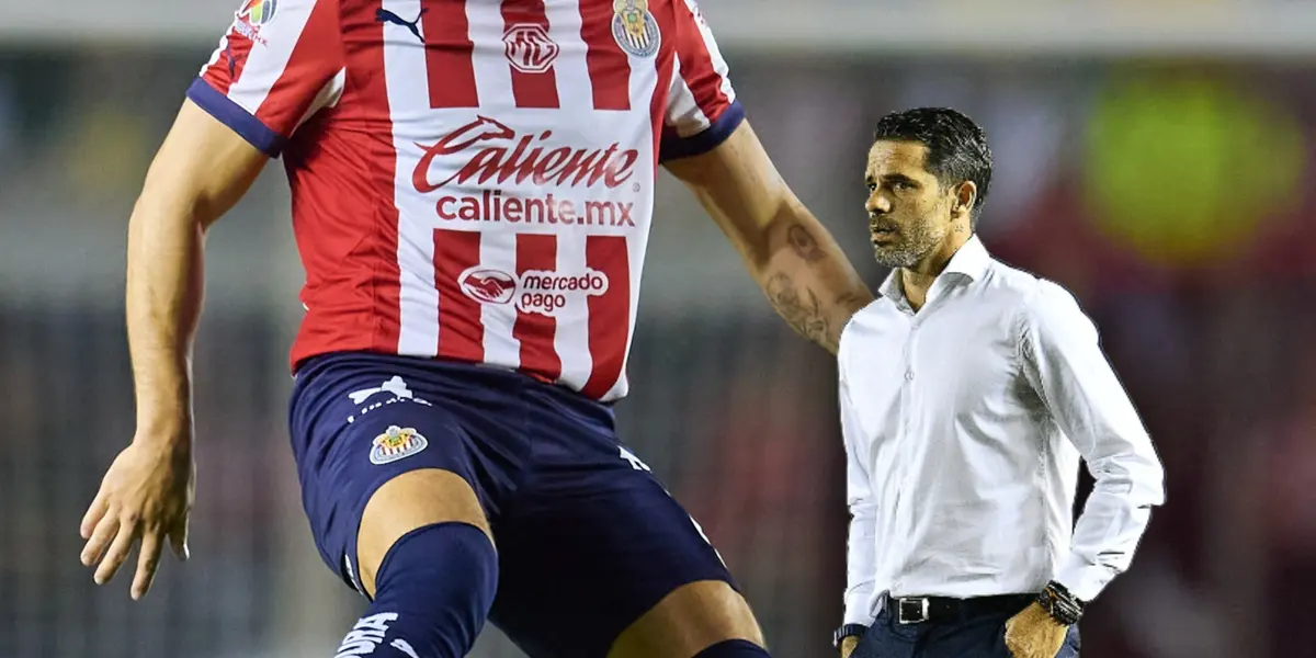 Jugador de Chivas y Fernando Gago con las manos en la bolda/Foto Cancha.