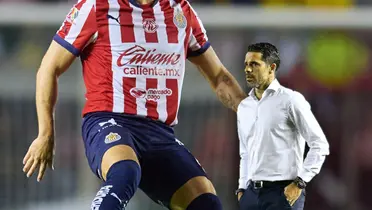 Jugador de Chivas y Fernando Gago con las manos en la bolda/Foto Cancha.