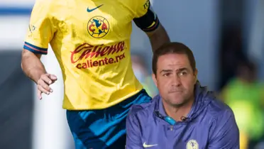 Jugador de las Águilas y André Jardine/ Foto Club América Fuerzas Básicas.