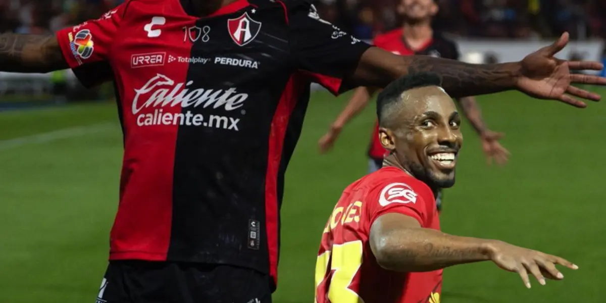 Jugador de los rojinegros y Julián Quiñones sonriendo/Foto Atlas.