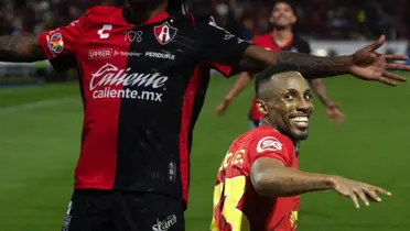 Jugador de los rojinegros y Julián Quiñones sonriendo/Foto Atlas.