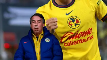 Jugador del América y Emilio Azcárraga serio/Foto Esto en Línea.