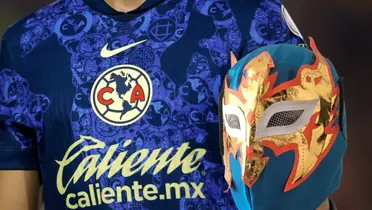 Jugador del América y máscara de luchador/Foto Ramón Juárez.