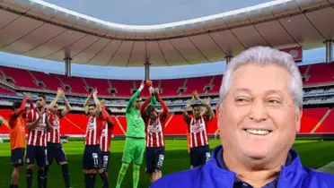 Jugadores de Chivas y Víctor Manuel Vucetich riendo/Foto Estadios de México.