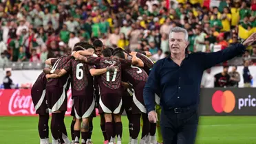 Jugadores de la Selección Mexicana abrazados y Javier Aguirre/ Foto Infobae.