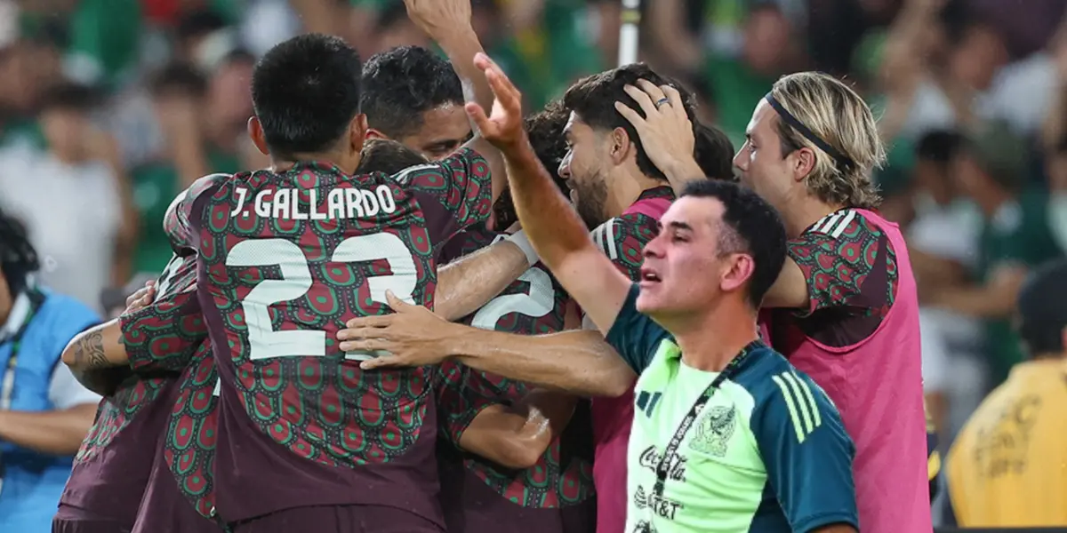 Jugadores de la Selección Mexicana y Rafael Márquez con la mano alzada/Foto Mundo Deportivo.