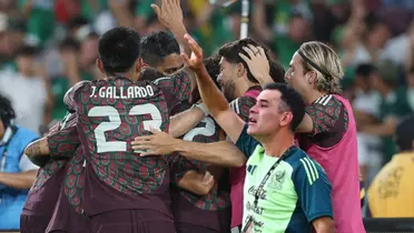 Jugadores de la Selección Mexicana y Rafael Márquez con la mano alzada/Foto Mundo Deportivo.