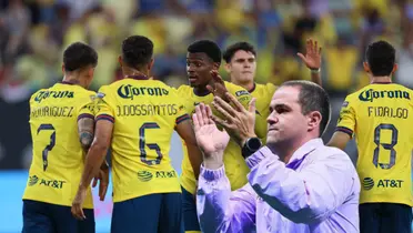 Jugadores del América y André Jardine aplaudiendo/ Foto Infobae.